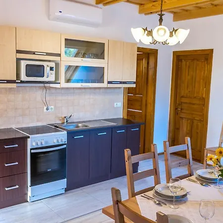 Hajnalka Apartment *